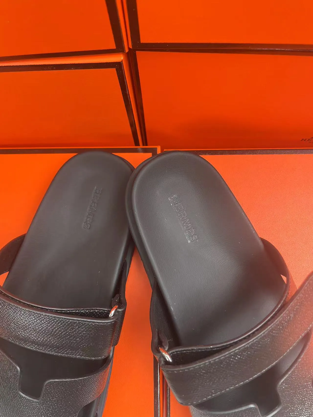 👟👟Ex-factory price 480👟👟, H HERMES is the same style for men and women, the couple's second uncle shoes that have become very popular recently - sandals, paired with various colorful socks, very trendy ✅Upper: imported mixed sheepskin and deerskin ✅Inner: imported mixed sheepskin ✅Outsole: Tpu non-slip and wear-resistant outsole ✅Size: women's 35-42. Male 38-46
